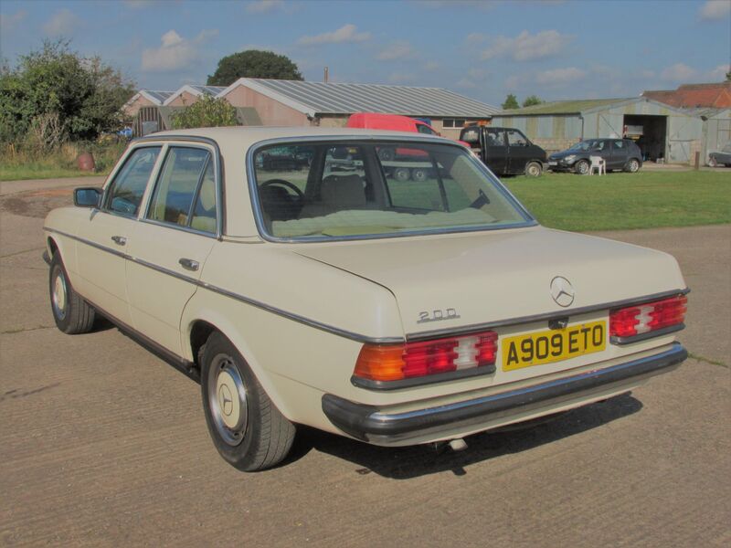 MERCEDES-BENZ 200 200 AUTO 1984